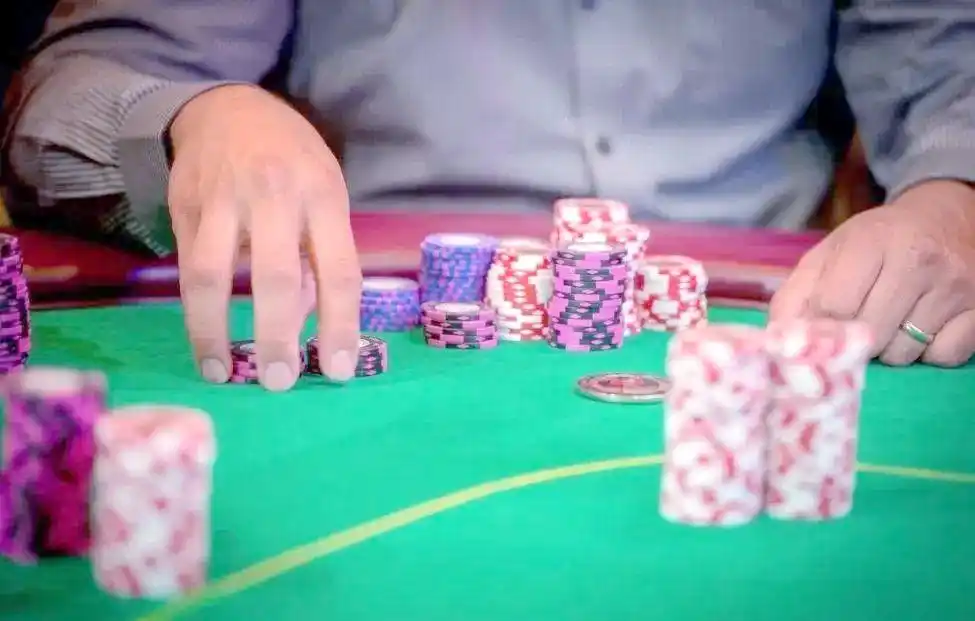 德州扑克翻前策略错误_德州扑克4 2法则_德州扑克位置策略分析