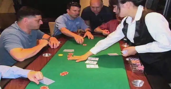 德州扑克 转牌圈行动_德州扑克四圈流程_德州扑克翻牌前策略