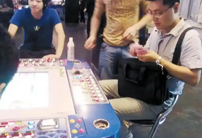 玩德州扑克的经历_赌博让人倾家荡产的真实故事_网络赌博的惨痛经历