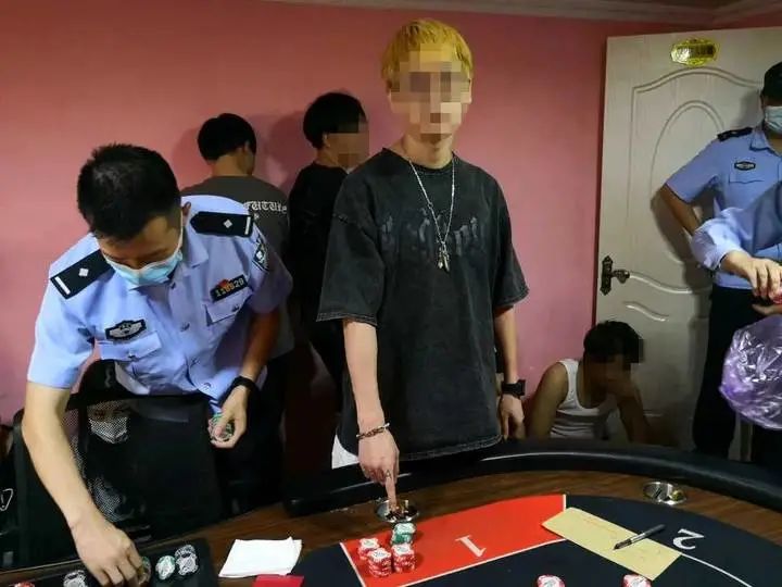 10人德州扑克桌几副牌_德州扑克7人牌局_德州扑克牌