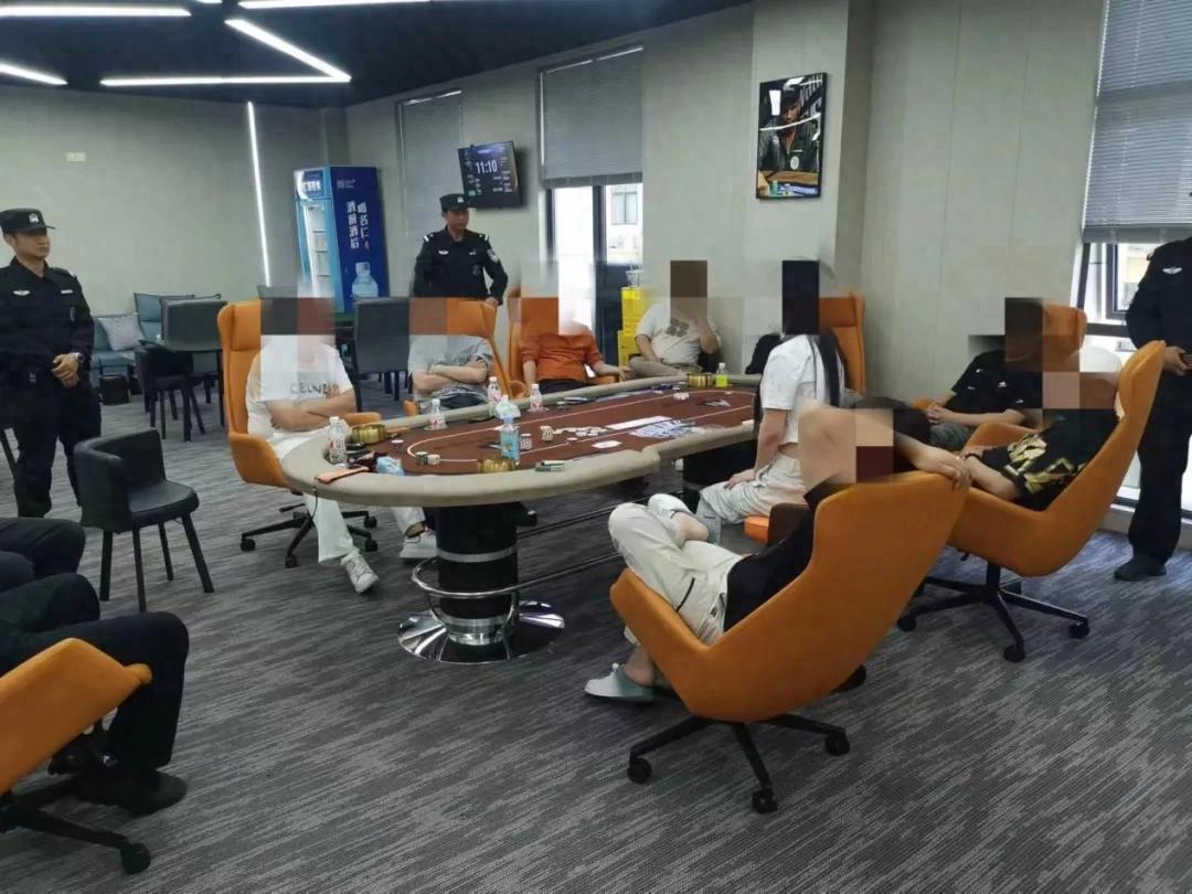 德州扑克现金网_亳州警方捣毁德州扑克赌博窝点_抓捕现场13名涉赌人员