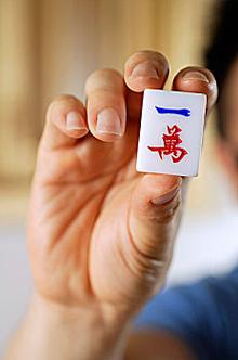 德州扑克起手牌松_打麻将翻盘技巧_卡张控牌麻将策略