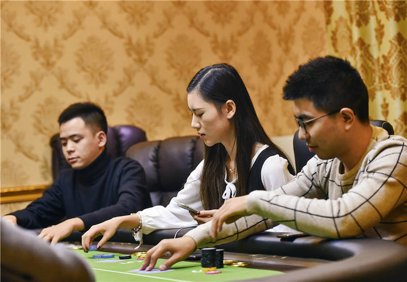 德州扑克入门教程_德克萨斯扑克在欧美很流行_学校酒吧啤酒文化