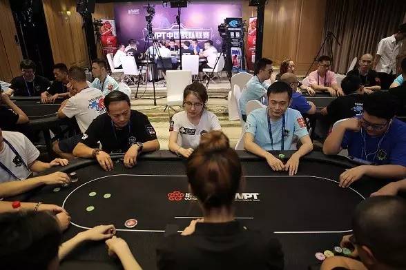 德州扑克职业牌手生活_冠军德州扑克牌_德州扑克线下俱乐部现状