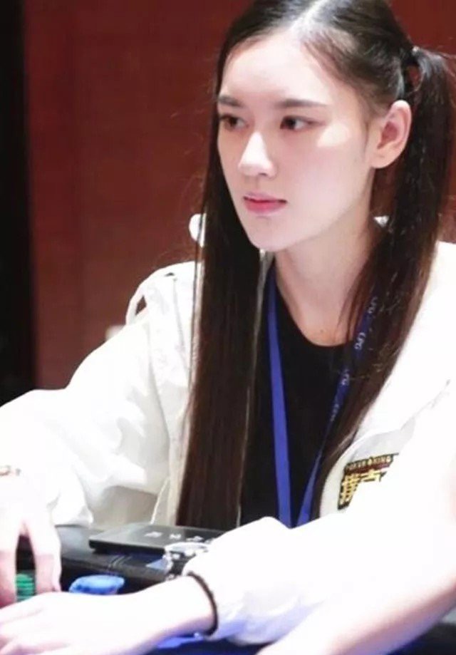 德州扑克女玩家_美女赌神 余铃涵 德州扑克女神