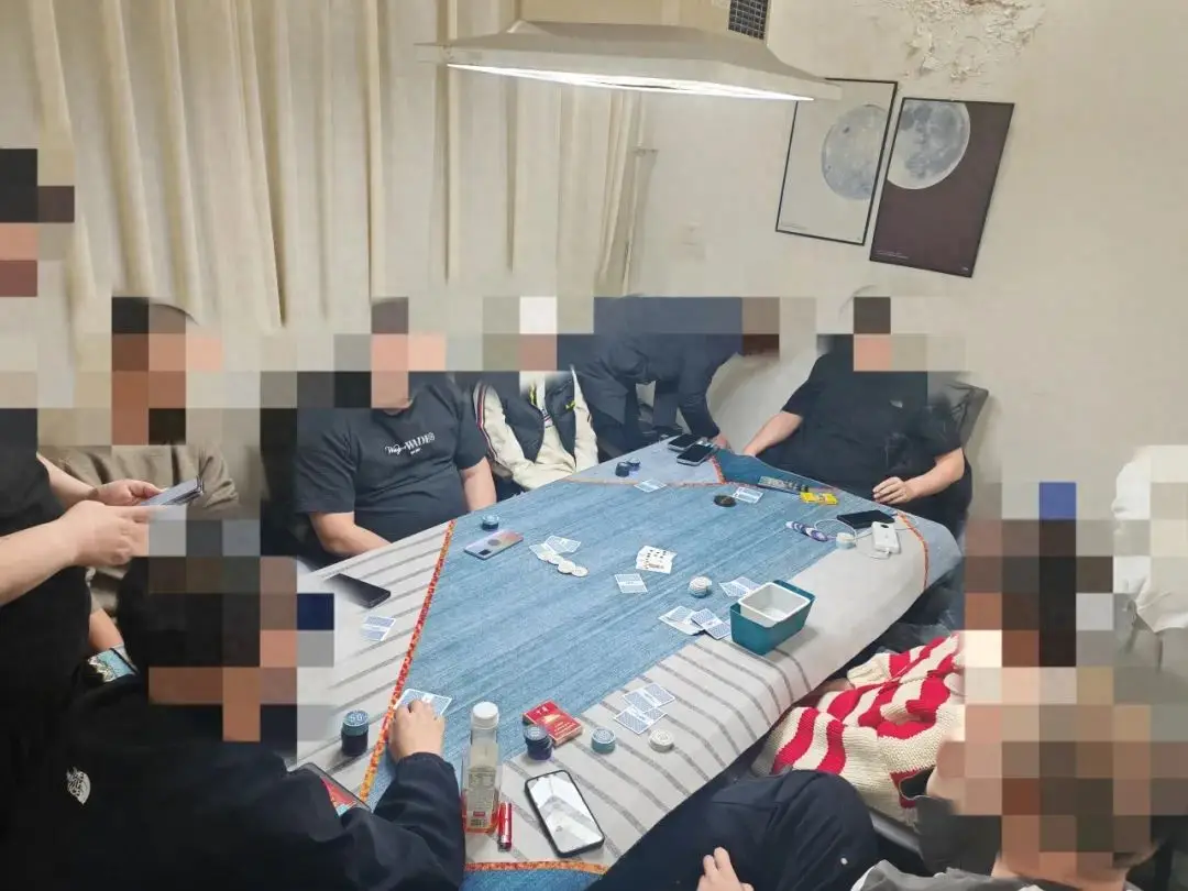 红山区公安打击德州扑克赌博窝点_德州扑克那个好_德州扑克赌博违法后果