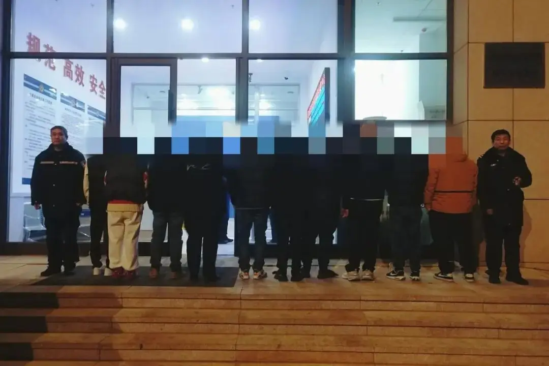 红山区公安打击德州扑克赌博窝点_德州扑克赌博违法后果_德州扑克那个好