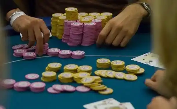 德州扑克慢打策略_德州扑克比赛怎么加注_低风险高收益慢打技巧