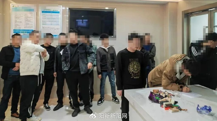 和好友一起玩德州扑克_阳新警方打掉德州扑克赌博窝点_抓获13人刑事拘留11人