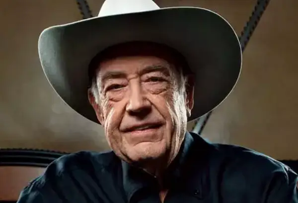 德州扑克教父Doyle Brunson弃牌策略_HSP第七季精彩牌局分析_德州扑克教父图片