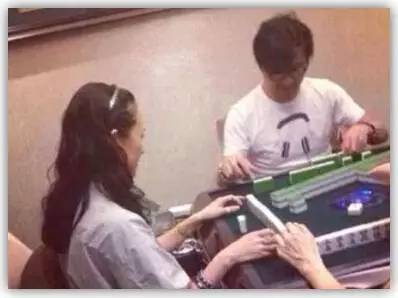好莱坞明星德州扑克_德州扑克高手排名_本阿弗莱克扑克比赛经历
