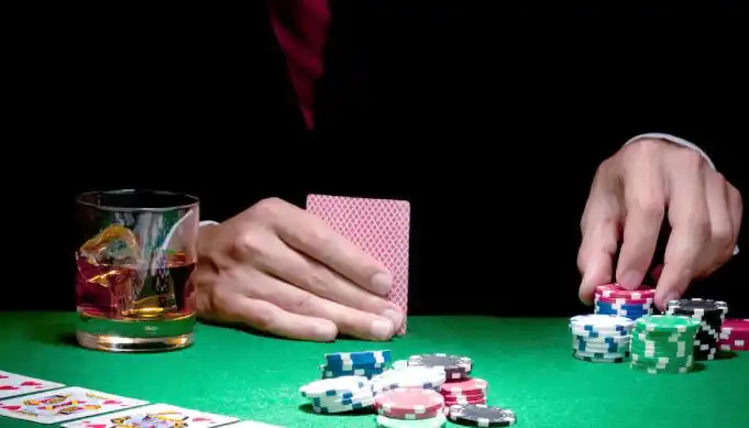 抽二张技巧步骤详解_德州扑克的技巧_牌王郑太顺扑克发牌绝技