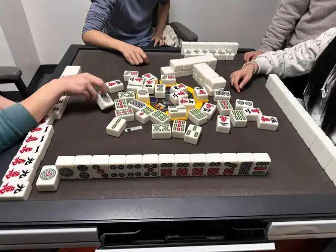德州扑克对人生的锻炼_扑克牌哲学思考_春节家庭牌局