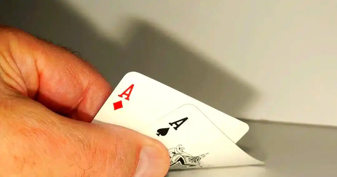 小额德州扑克_德州扑克慢玩策略_慢玩牌选择技巧