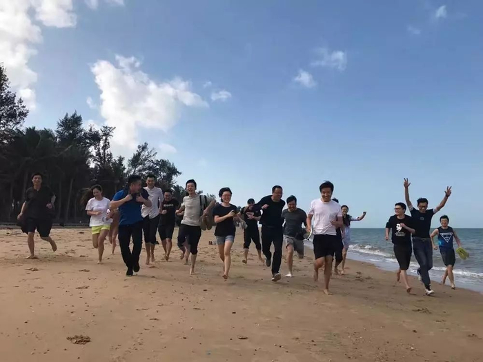 传奇扑克线下赛事模式_德州扑克投资市场_打德州扑克比赛的APP