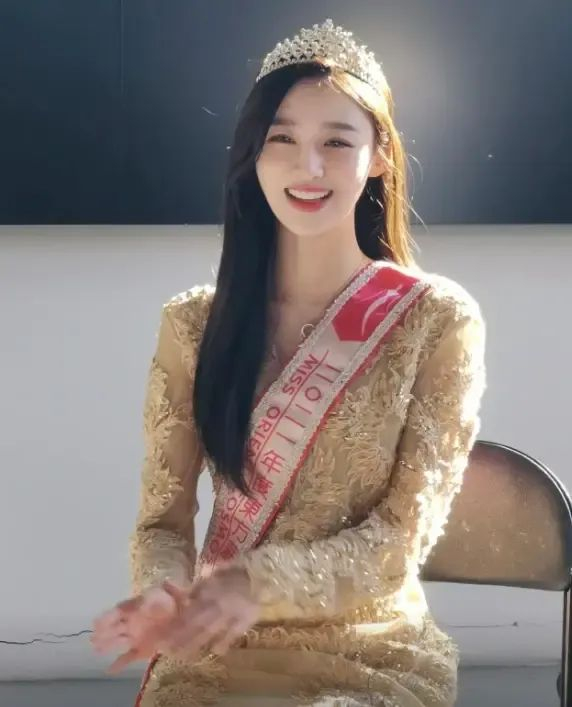 德州扑克女选手高兴_YARA扑克大赛_德扑美女YARA精彩牌局