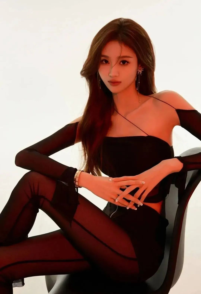 德扑美女YARA精彩牌局_YARA扑克大赛_德州扑克女选手高兴