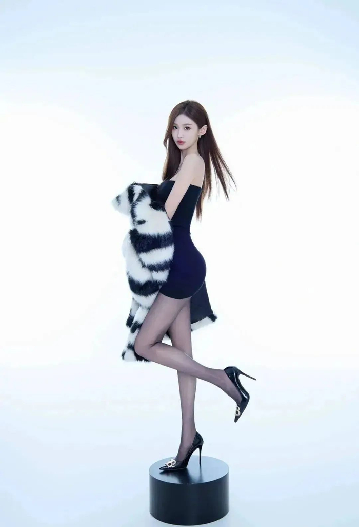 YARA扑克大赛_德州扑克女选手高兴_德扑美女YARA精彩牌局