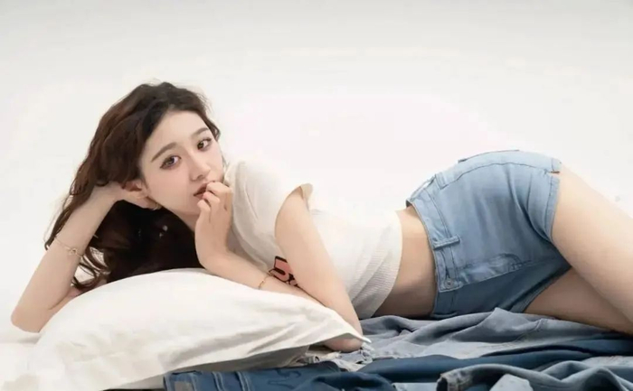德州扑克女选手高兴_YARA扑克大赛_德扑美女YARA精彩牌局