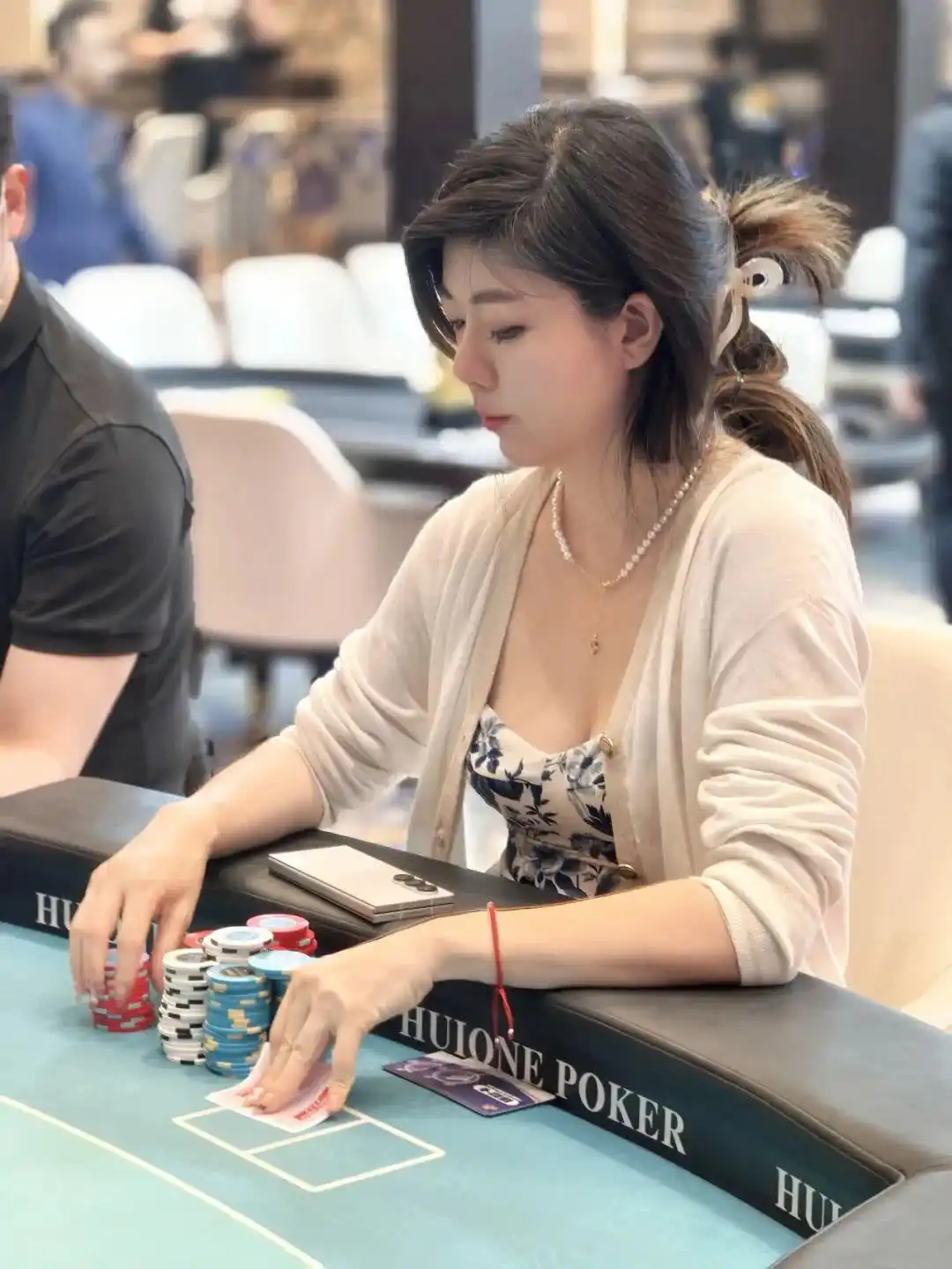 女性扑克选手刘璇_德州扑克职业女选手_刘璇获得Triton Poker冠军