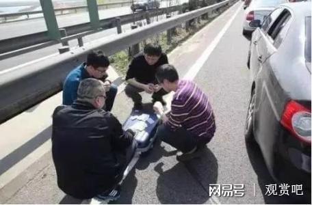 节假日堵车玩牌_德州扑克sng规则_高速堵车玩扑克