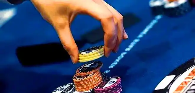 德州扑克注意失误_德州扑克3bet底池错误_频繁持续下注策略