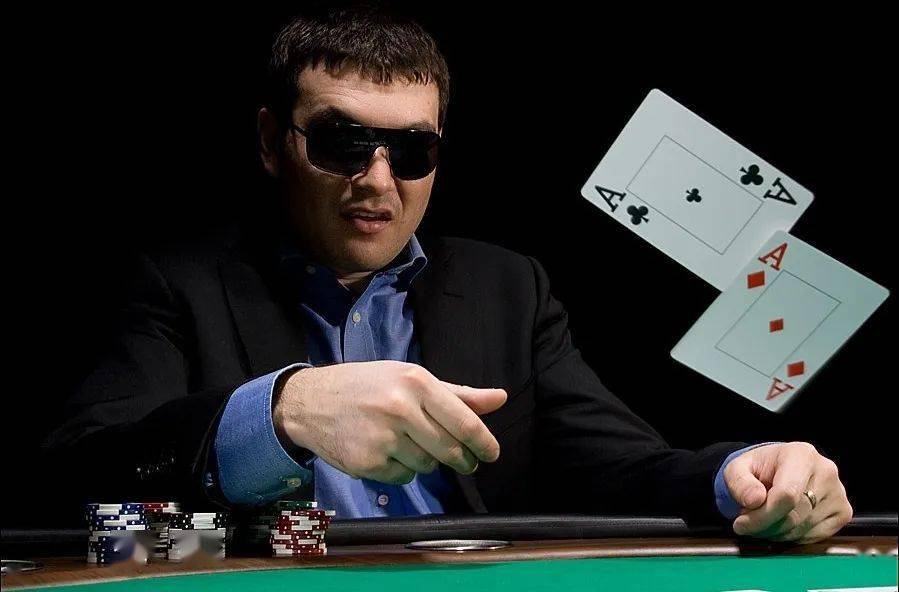 Poker tournament hand analysis_Deep stack play strategy_德州扑克最垃圾牌