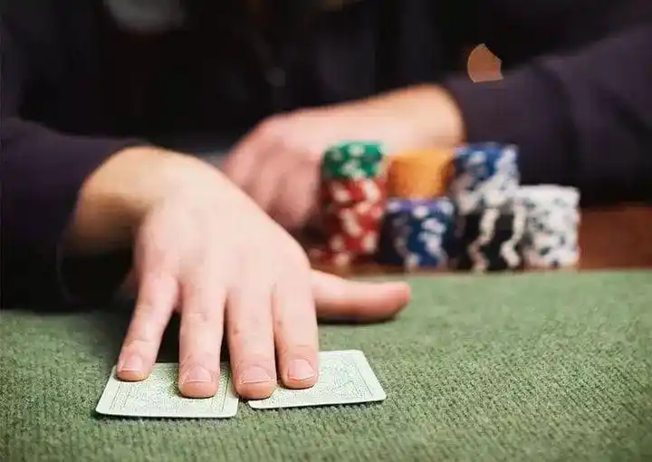 德州扑克加注量策略_德州扑克起手牌表_什么是德州扑克的紧凶